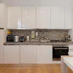 Flat 50m Station! Apartman *
