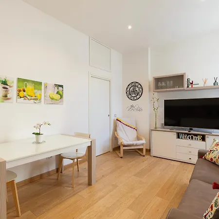 Flat 50m Station! Apartman *